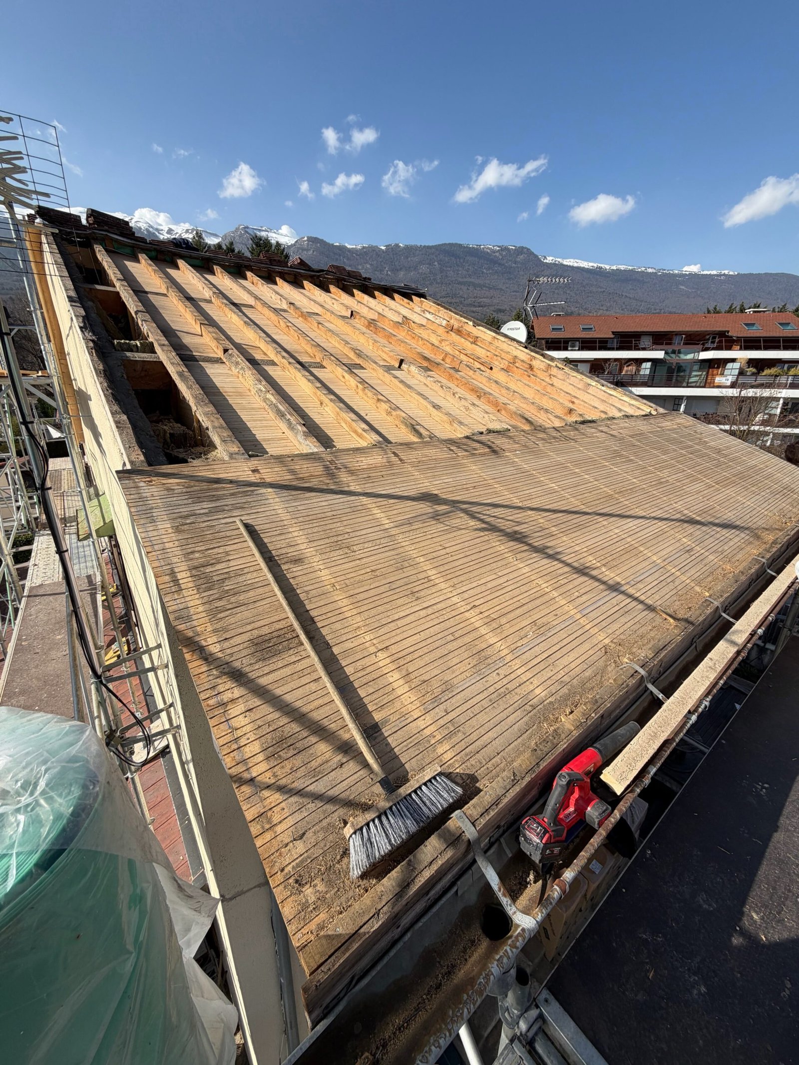 Découverture : anciens liteaux mis à nu – couvreur Veynes