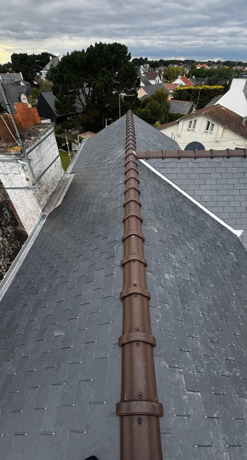 Toiture ardoise neuve et faîtage en tuiles faîtières – couvreur Veynes