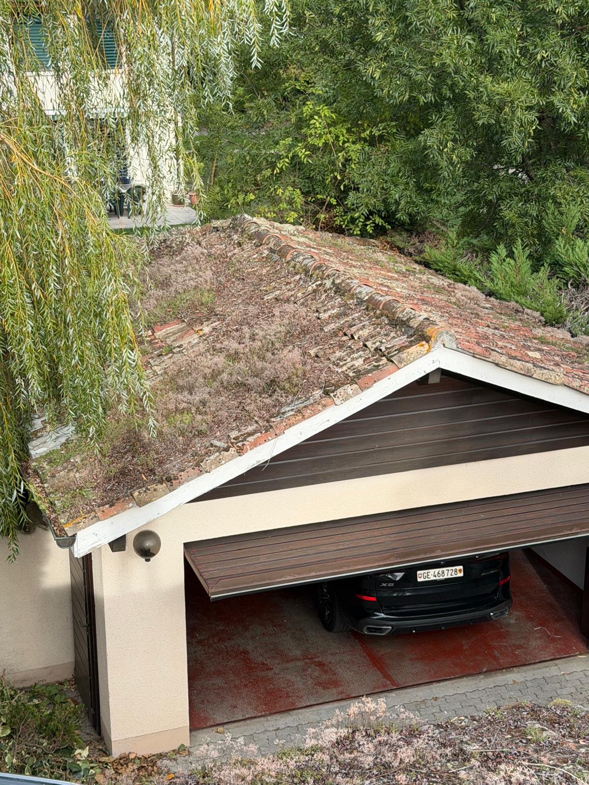 Toit de garage en tuiles canal avant démoussage